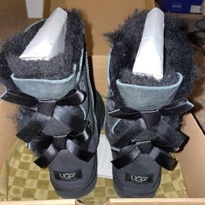 UGG Bailey Bow II- Black size 8
